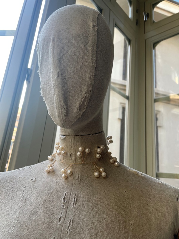 Choker de perlas y alambre