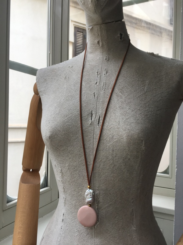 Collar con perla barroca y resina