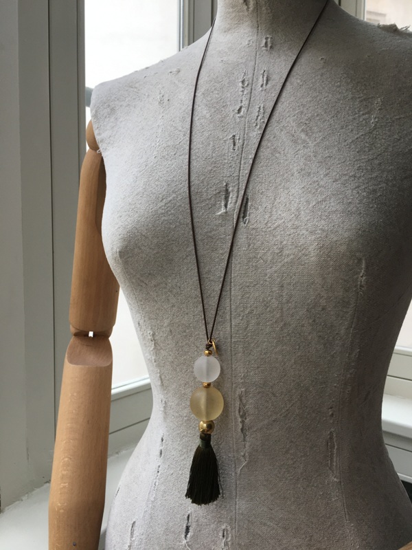 Collar con bolas y borlón