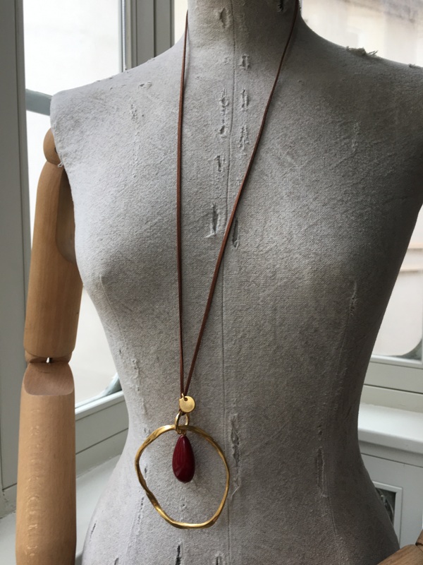Collar con aro dorado y lágrima
