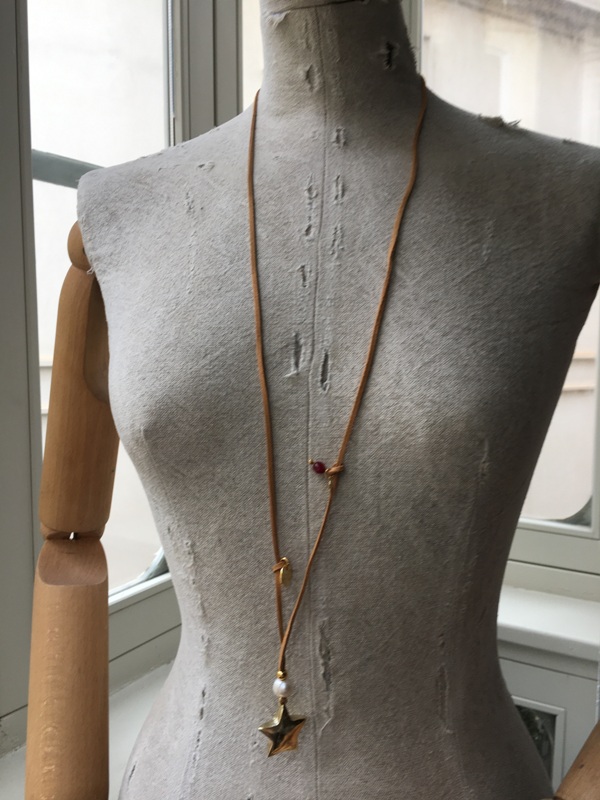 Collar con estrella dorada