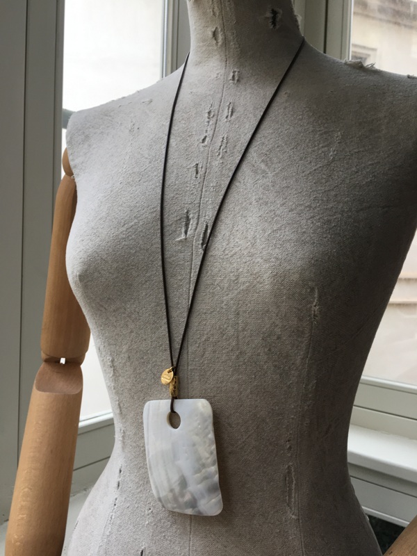 Collar con nácar grande