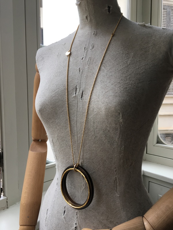 Collar con aro dorado y pieza resina