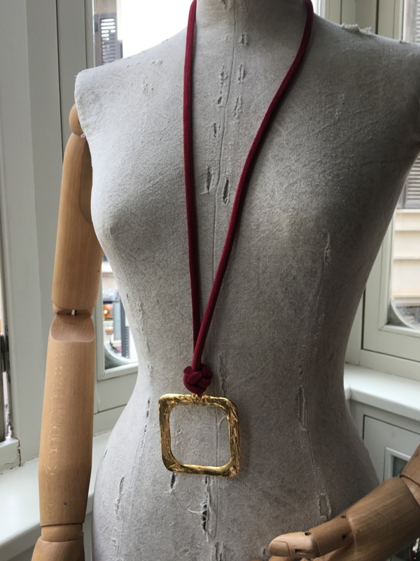 Collar con pieza dorada cuadrada