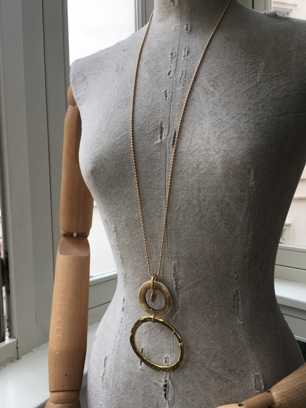 Collar con cadena dorada y pieza resina