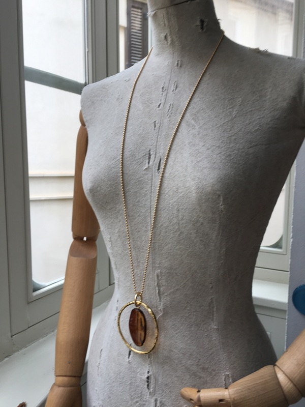 Collar con cadena dorada y pieza ovalada