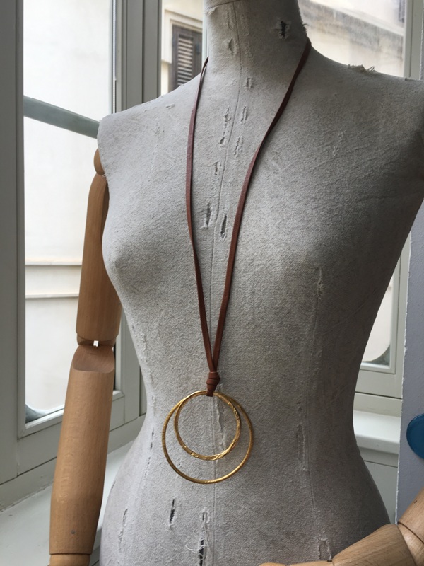 Collar con doble aro dorado