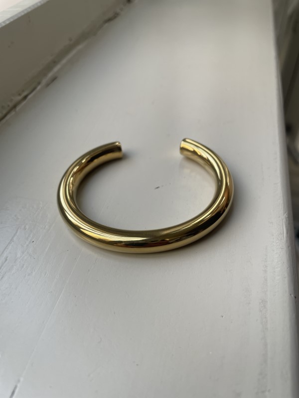 Pulsera rígida dorada abierta