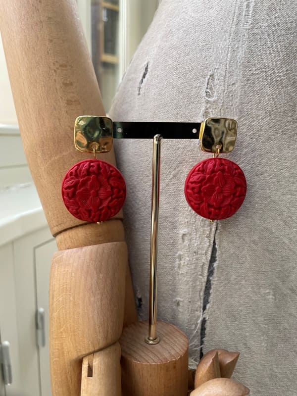 Pendientes Dorado con Colgante Rojo Tallado