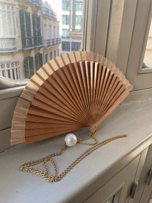 Abanico de Madera con Cadena Dorada y Perla