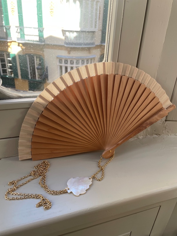 Abanico de Madera con Cadena y hoja de Nácar