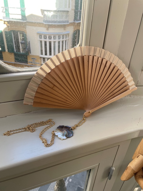 Abanico de Madera con Cadena y flor de Nácar Tallado