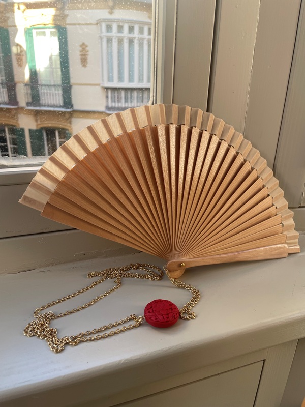 Abanico de Madera con Cadena y Adorno de Resina Roja Tallada
