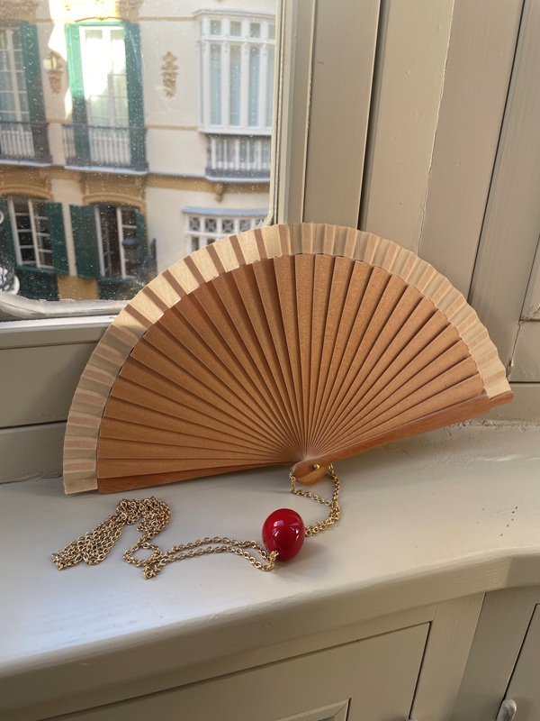 Abanico de Madera con Cadena y Adorno de Resina Roja