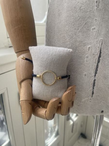 Pulsera cordón y aro dorado