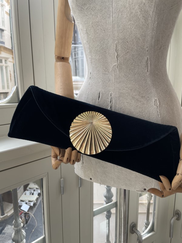 Bolso mano terciopelo broche dorado