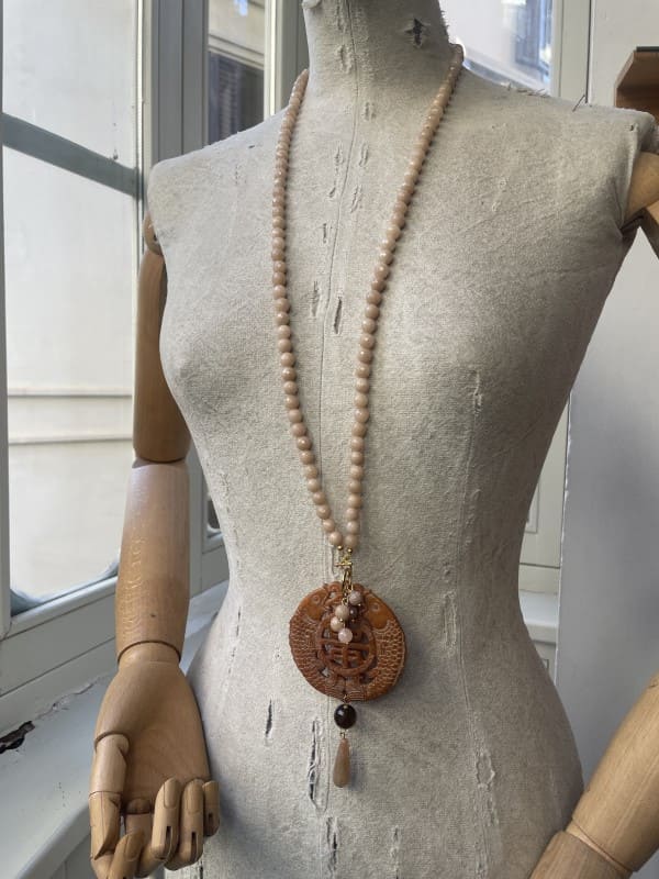 Collar largo con cuentas beige y colgante jade tallado