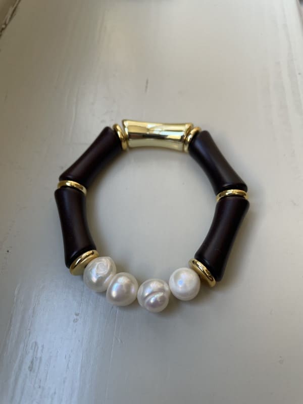 Pulsera artesanal con perlas y pieza dorada