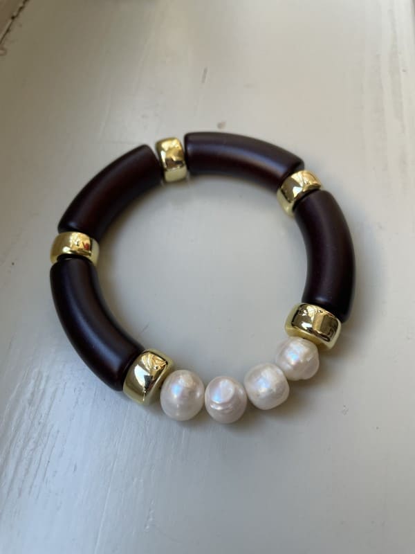 Pulsera artesanal con perla acabado madera
