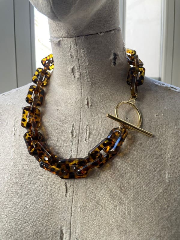 Collar de eslabones efecto carey con cierre dorado