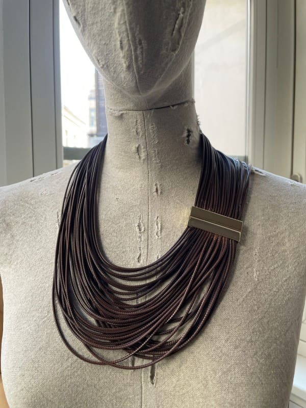Collar tiras de cuero marrón con cierre metálico