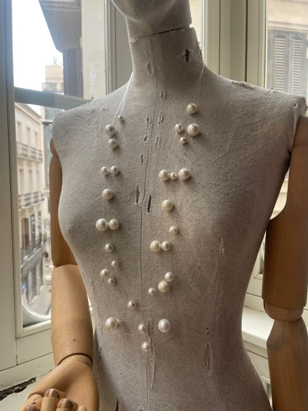 Collar de perlas flotantes