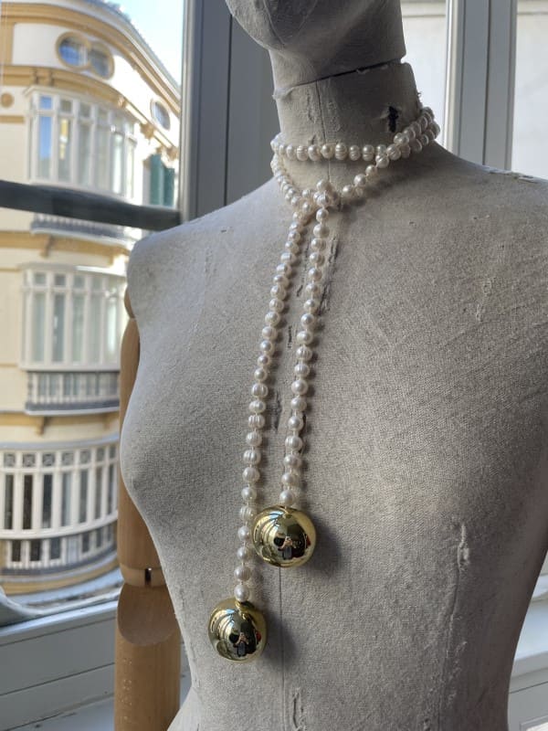 Collar largo de perlas con bolas doradas