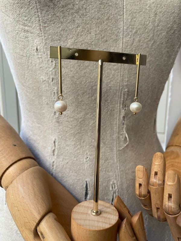 Pendientes largos dorados con perla