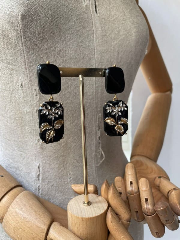Pendientes negros con flores y hojas doradas