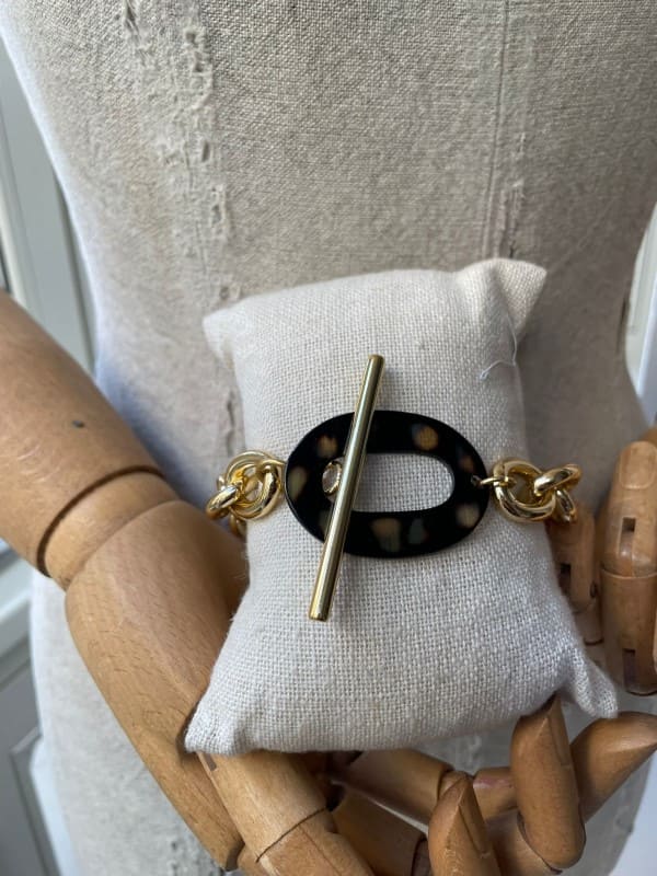 Pulsera cadena dorada con cierre negro artesanal