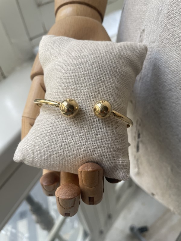 Pulsera rígida dorada abierta con bolas