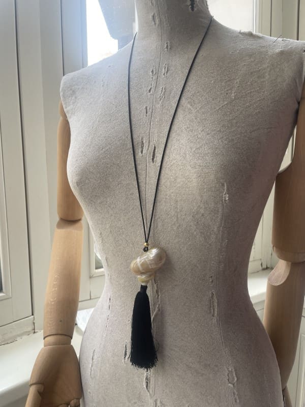Collar con borla negra y caracola nacarada