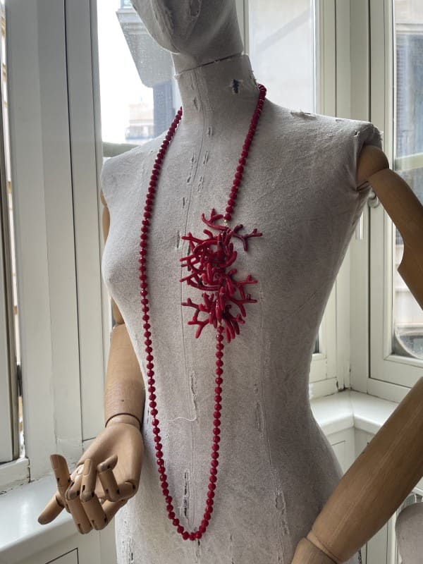 Collar largo coral rojo con ramas de resina