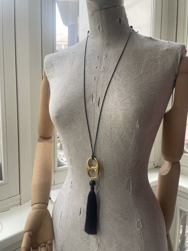 Collar calabrote dorado y borla negra