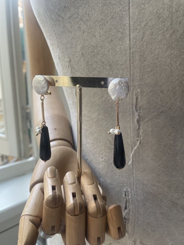 Pendientes Perla Blanca con lágrima Negra