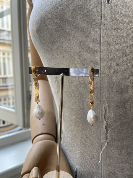 Pendientes dorados artesanales con perla colgante