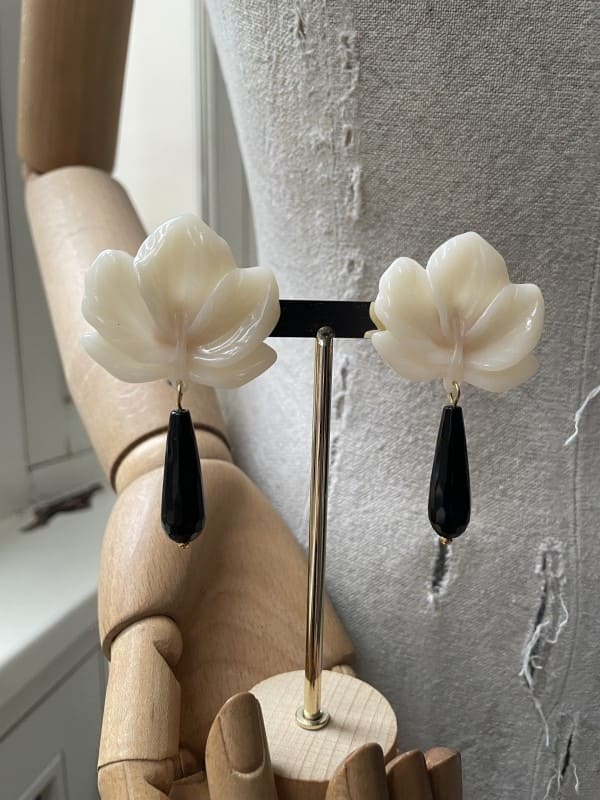 Pendientes Flor Blanca con Lágrima Negra