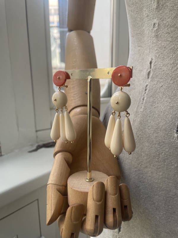 Pendientes resina marfil con detalle coral y lágrimas