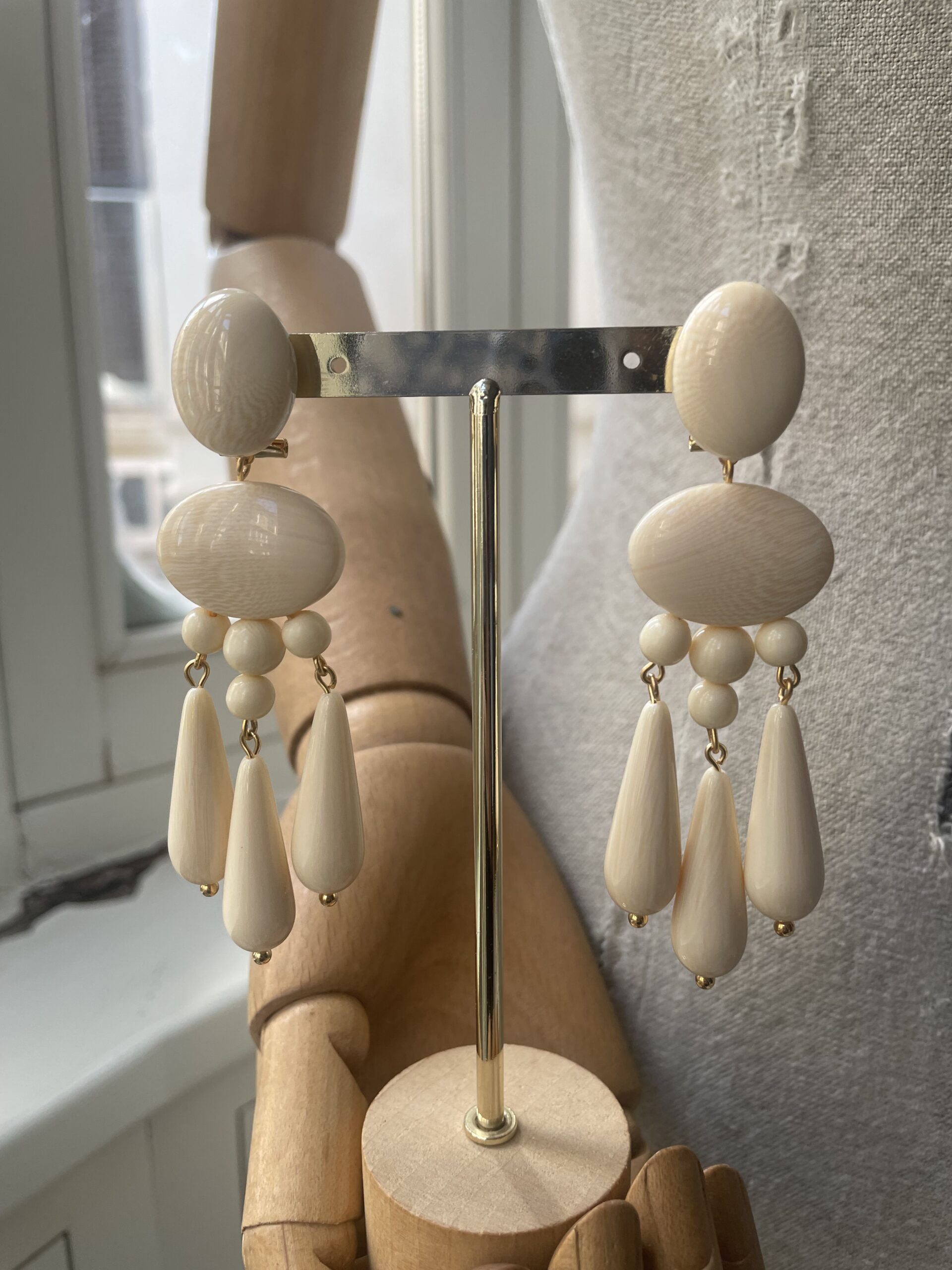 Pendientes marfil con lágrimas colgantes