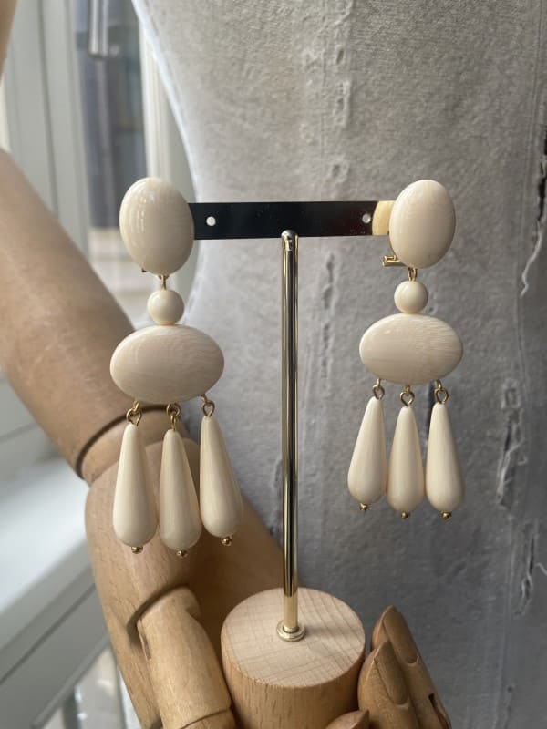 Pendientes resina color marfil y lágrimas