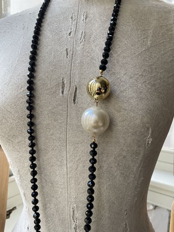 Collar largo cuentas negras y perla de resina