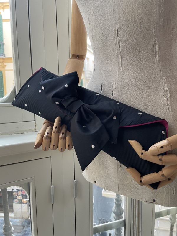 Bolso de mano artesanal con lazo y lunares