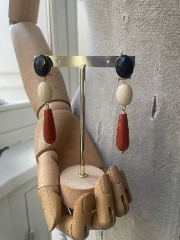 Pendientes con lágrima roja