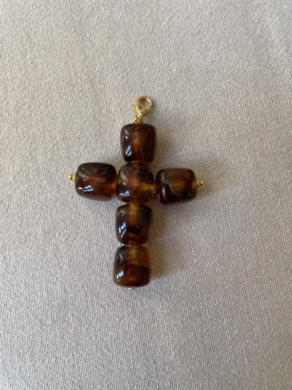 Charm Cruz de Resina Carey con Mosquetón Dorado