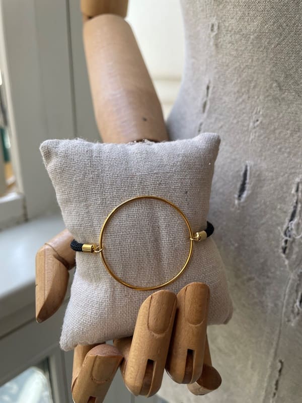 Pulsera minimalista aro dorado