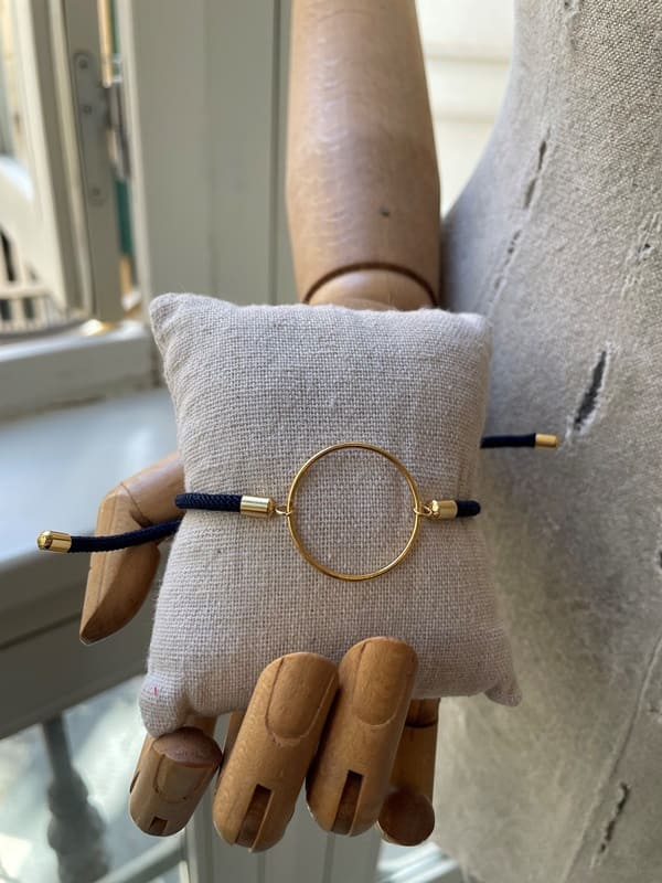 Pulsera cordón con aro dorado pequeño