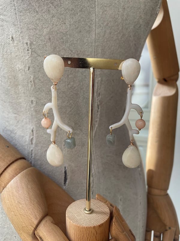 Pendientes coral blanco con piedras naturales
