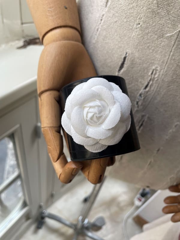 Brazalete adaptable negro con flor blanca