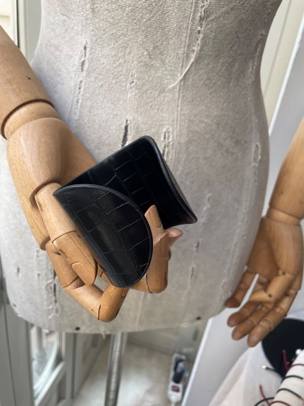 Brazalete adaptable negro con flor blanca - Imagen 3