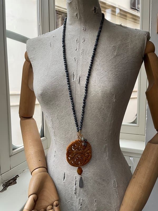Collar largo artesanal con medallón jade ámbar